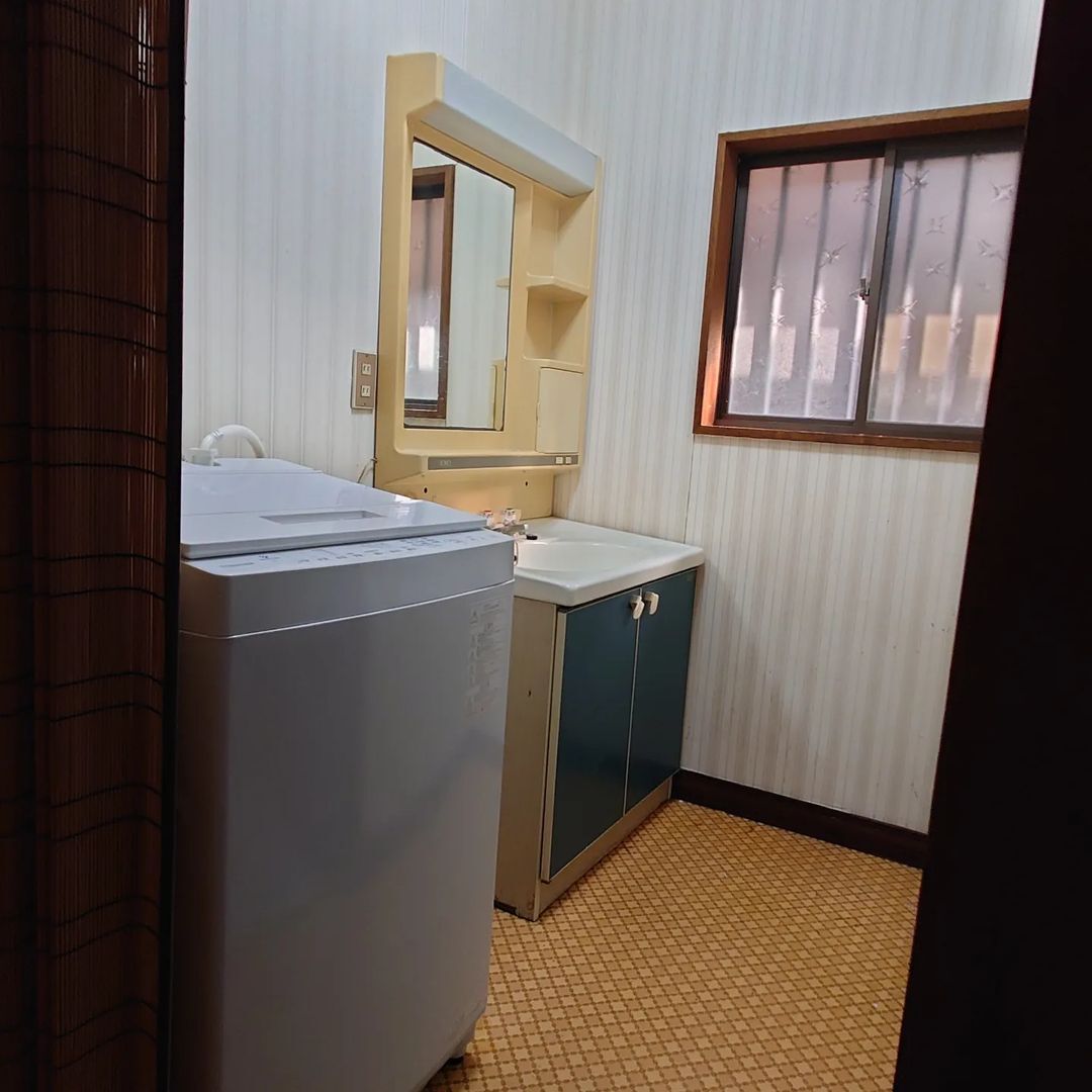 北九州のリフォーム専門工務店Y.H.E.です。今日からまた新しい現場。洗面所と浴室のリフォームです。まずは解体から！#リフォーム専門店 　#リフォーム工事 　#浴室リフォーム　#北九州内装リフォーム 　#北九州水回りリフォーム 　#北九州 　#北九州リフォーム工事 　#大工さん
