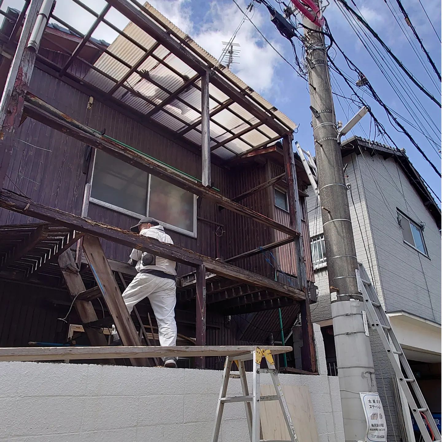 北九州のリフォーム専門工務店Y.H.E.です。今日は父の現場応援。解体作業なんですが、各所腐って壊れかけているので大変危ないです。こうなると作業もスムーズには進みません。もっとしっかりしてる段階でご依頼頂きたかったですね。木製の構造体をお持ちの方はご注意下さい️昼からも安全に作業を進めます#リフォーム北九州 　#リフォーム専門店 　#リフォーム工事 　#北九州内装リフォーム 　#北九州水回りリフォーム 　#北九州リフォーム工事 　#北九州  #北九州リフォーム 　#修繕工事　#大工さん