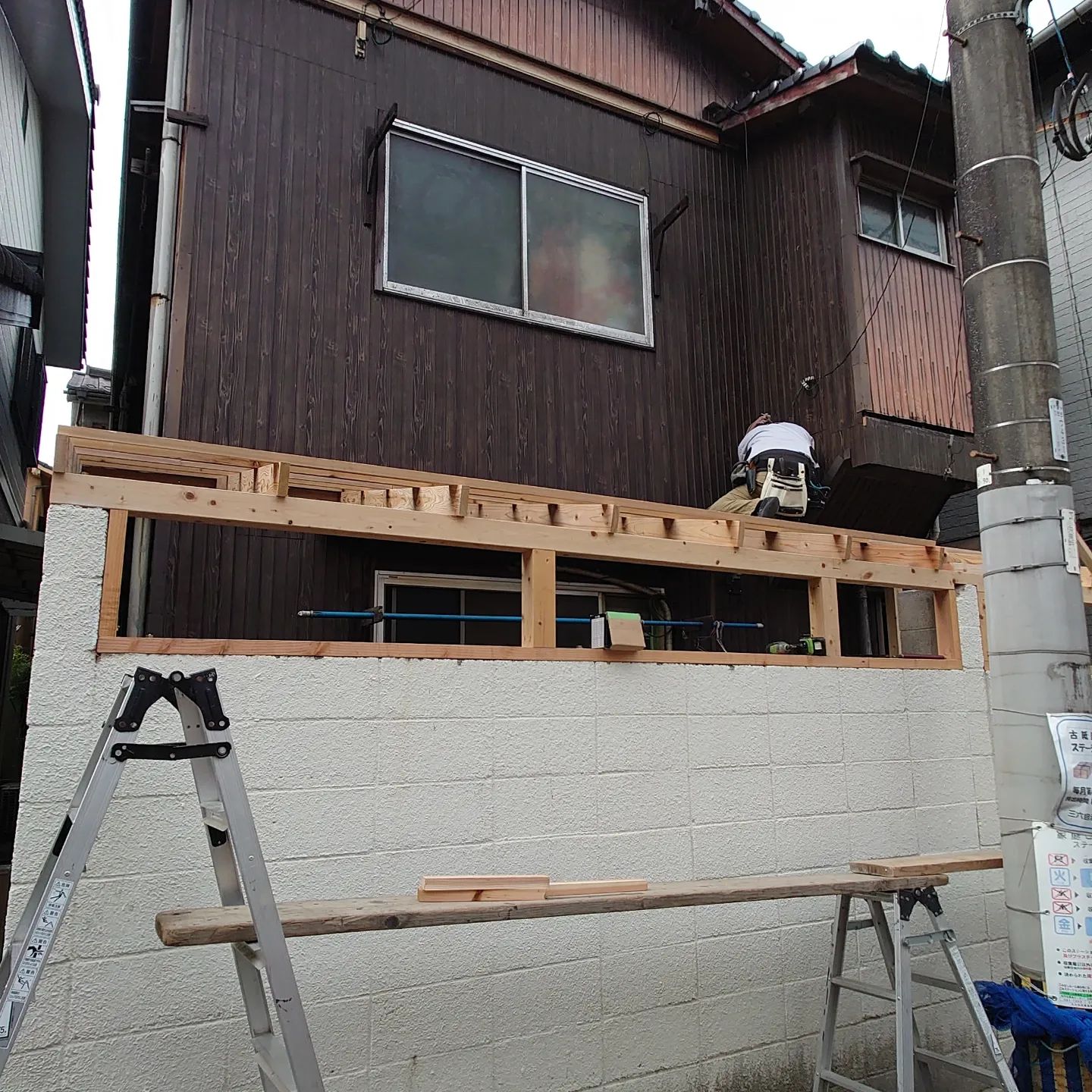 今日の北九州は『くもり』ひじょ〜にありがたい😙連日の晴天時とは疲れ方が全然違います。昨日からの続きでやっと波板貼りの段階に。昼からも頑張ります。#北九州  #北九州内装リフォーム 　#北九州水回りリフォーム 　#北九州リフォーム工事 　#北九州リフォーム 　#リフォーム北九州 　#リフォーム専門店 　#リフォーム工事 　#大工さん 　#修繕工事 #波板　#タキロン